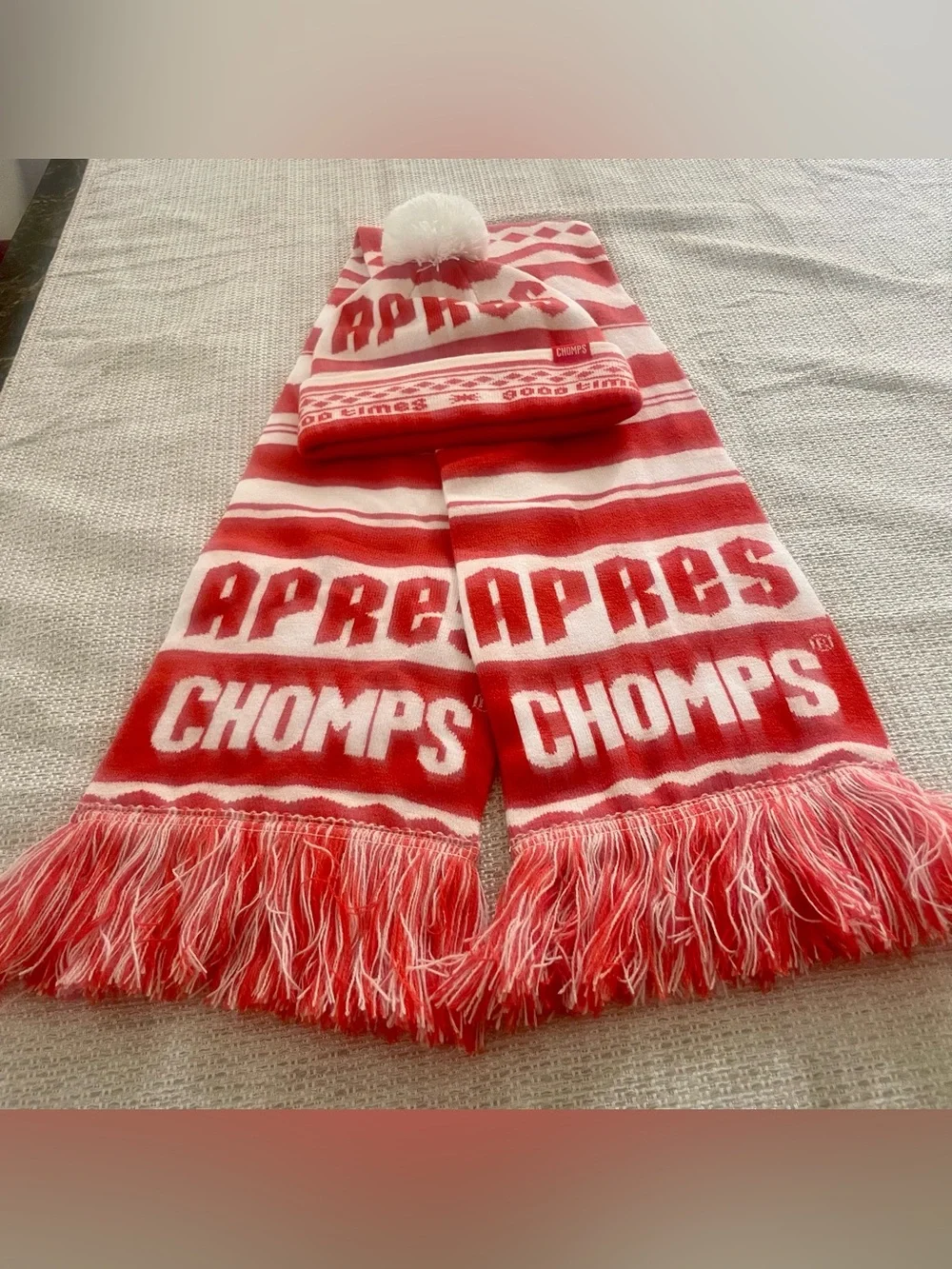 CHOMPS Après Ski Red White Beanie & Scarf Set Pom Pom